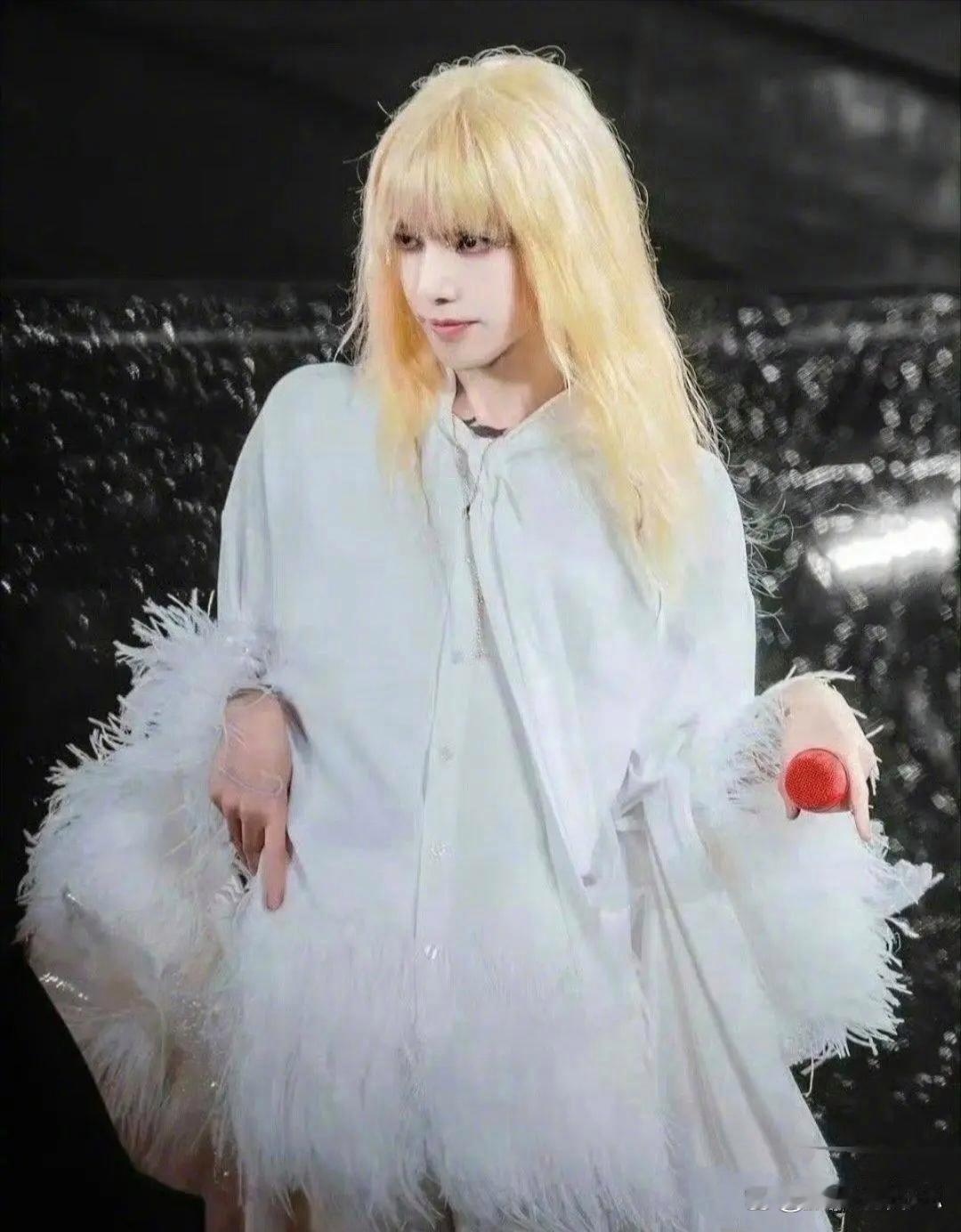 华晨宇演唱会造型曝光，金色长发浓妆竟撞脸鞠婧祎各位欣赏的来吗？反正我是不知道怎么