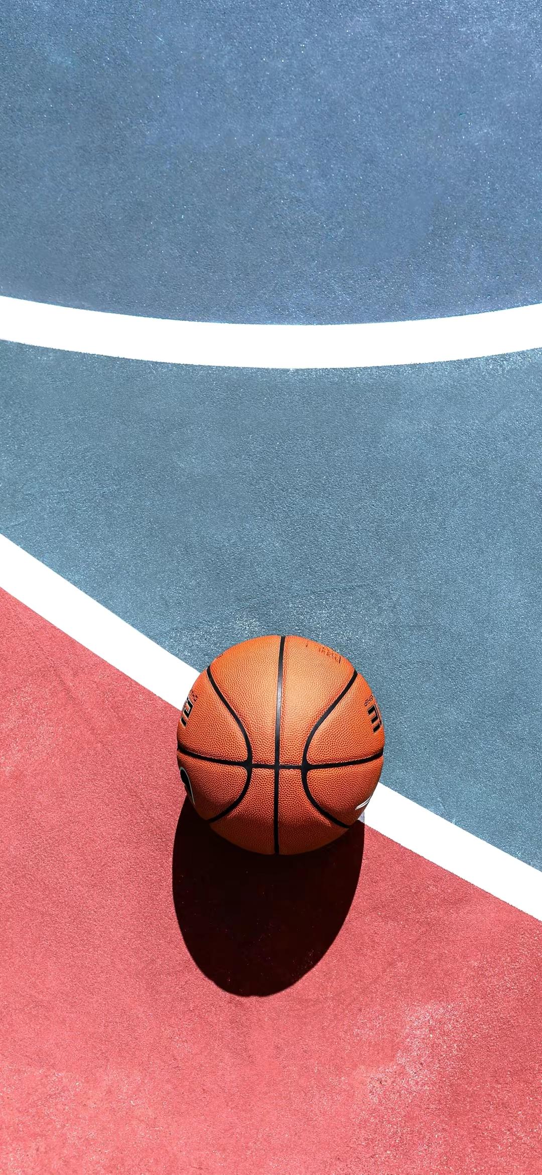 自我感觉良好，喜欢指点江山，说的就是我。
我的篮球水平虽然一般般，但我感觉比赛看