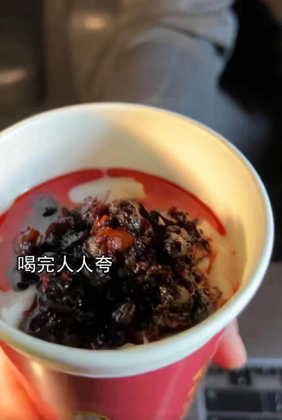 额，就问你们网络大神牛不牛，短短两天就搞出这么多联名款咖啡，你们别说，我还真有点
