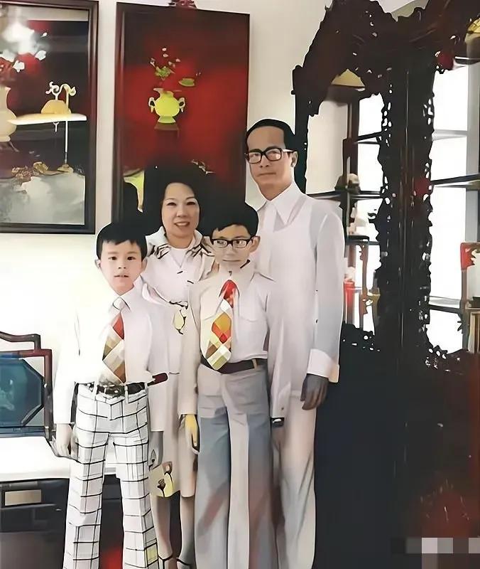 这是70年代，李嘉诚的一张全家福，他面带笑容，看起来十分亲切和蔼，而妻子庄月明也