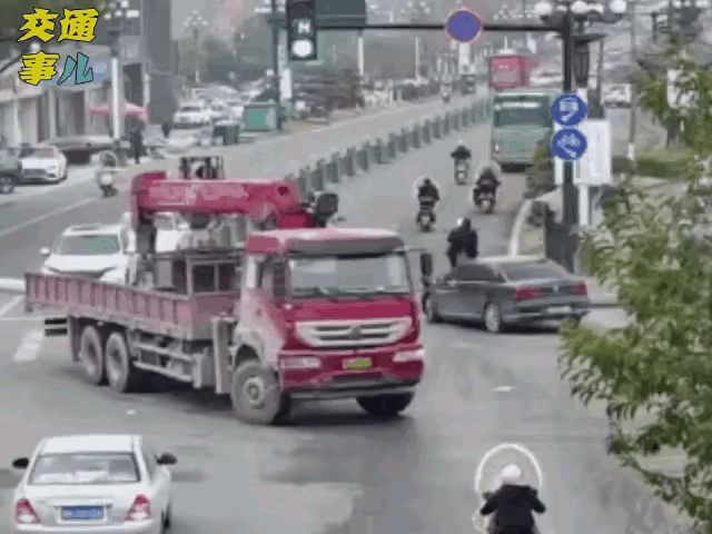 虽然说货车托运这么长竿子不符合规定，但是骑电瓶车的就看不见，感觉这是慢慢悠悠主动