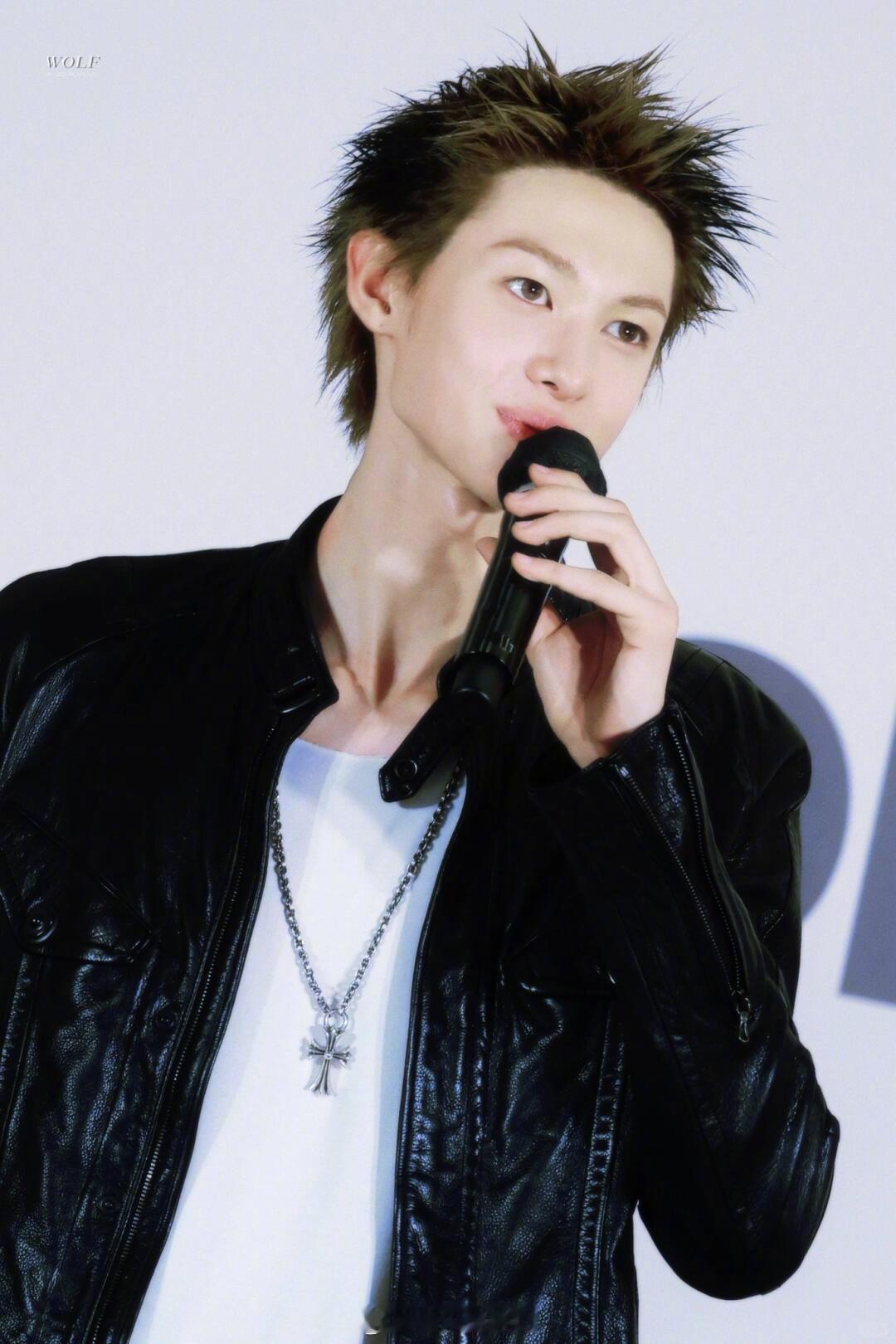 马丁见过人用吸管吗 谁能想到炫饭名场面的笑点，居然是一根插反的马丁吸管，呆萌操作