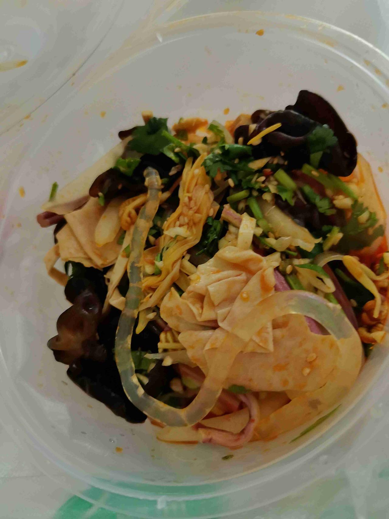 夏天，是独属于凉拌的。

不用漫长焖煮，无需重油重糖。沸水轻烫或直接生食，调料随