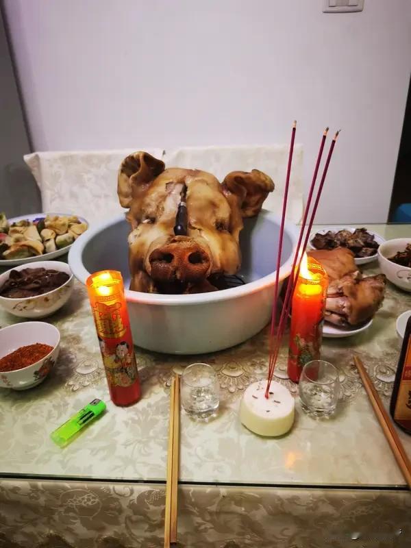 当地文旅部门的应对堪称范本，其从“管理者”转向“共建者”，通过柔性管控与精准服务