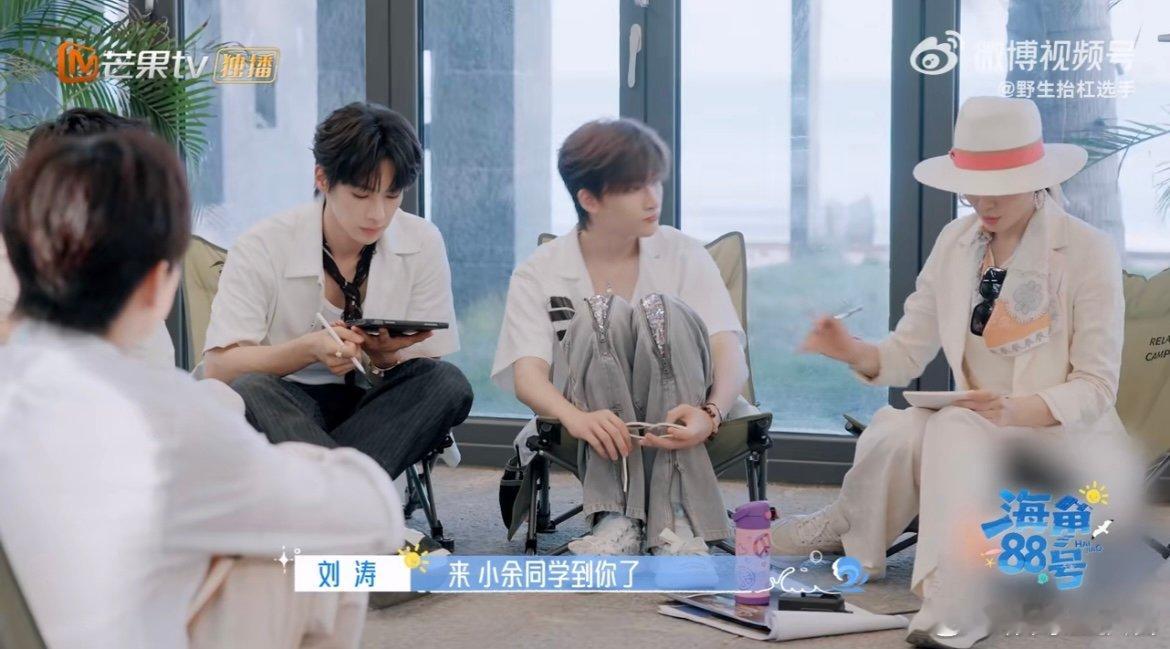 余宇涵 我就是民宿跑腿的 刚帮厨房搬完新鲜食材，转身又去整理客人的行李，脚步就没