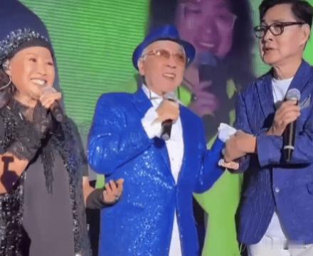 84岁卢海鹏登台开唱，双腿发软险些摔倒的画面，看得人心里发酸。
 
现场照片里，