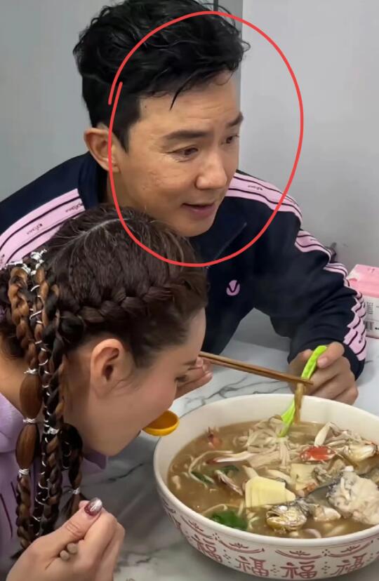 天呐！知名男星和老婆同吃一碗海鲜面