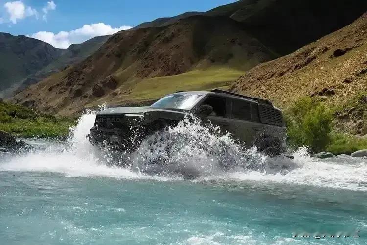 猛士M817通过华为乾崑全栈智能技术赋能，不仅强化了越野安全性与可控性，还显著降