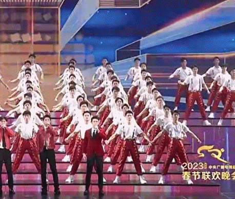 想看吴磊上歌手的心达到了顶峰吴磊用打气筒为侯明昊加油此时有一位在屏幕前落下了激动