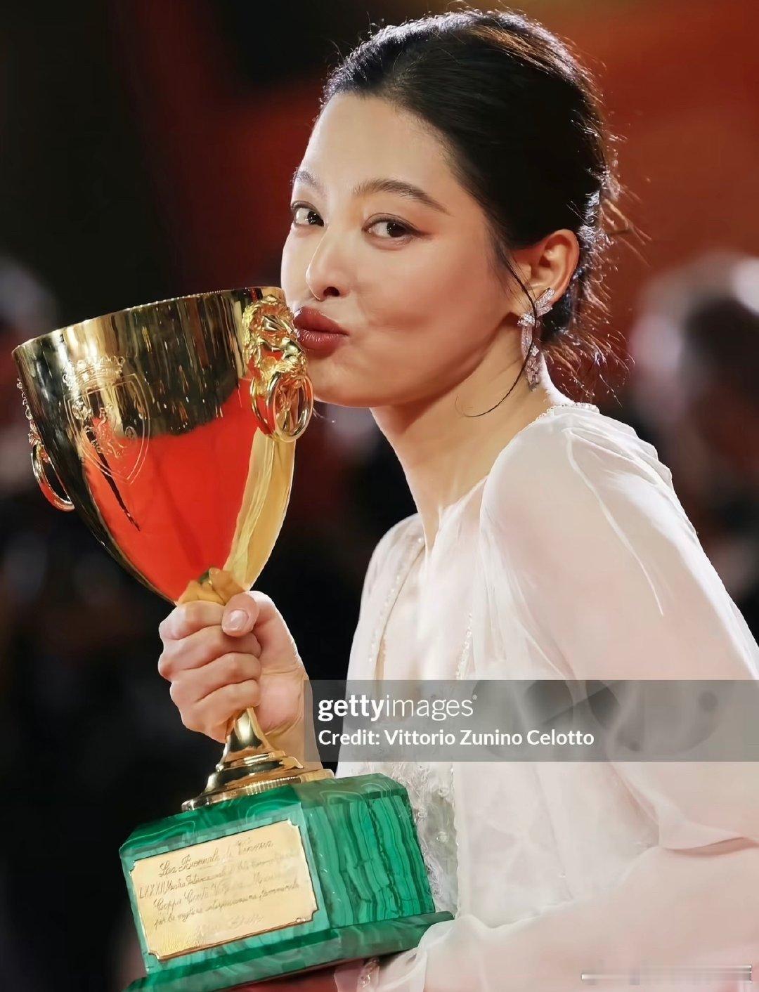 从2018年到现在，辛芷蕾的国际范儿越来越足！香奈儿连发5条辛芷蕾   是重磅肯