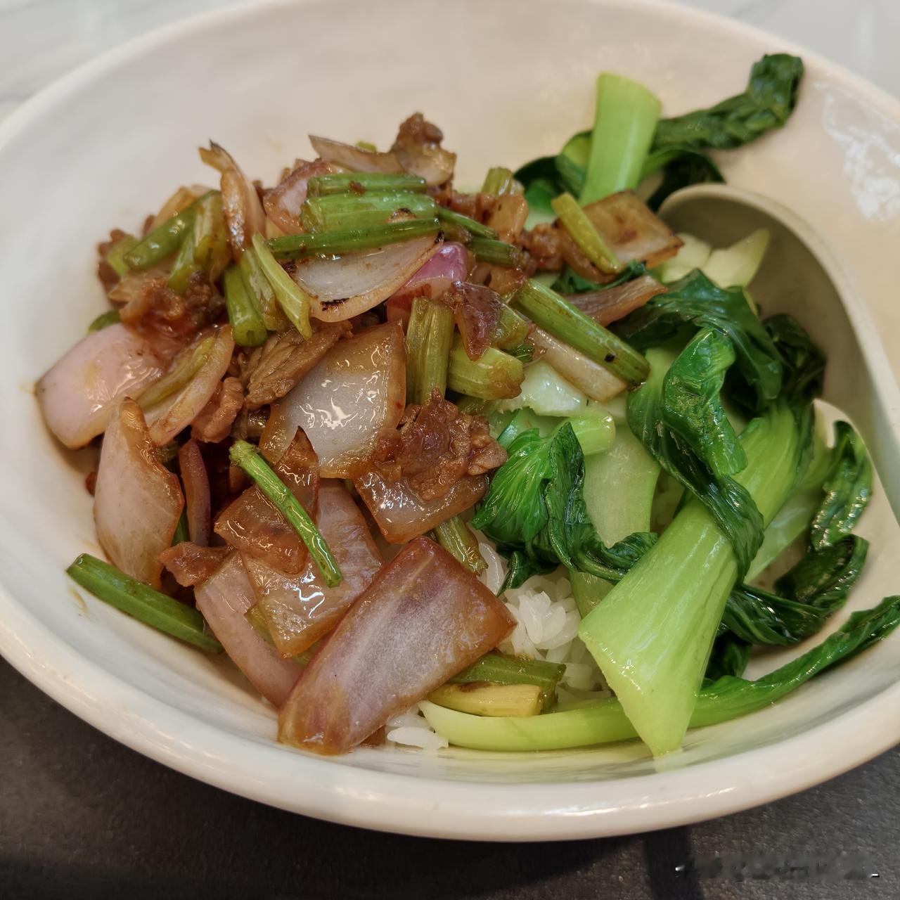 我以为今天要饿肚子了。进了广州南站，一楼到处看了一下，没有看到吃饭的地方。便坐电