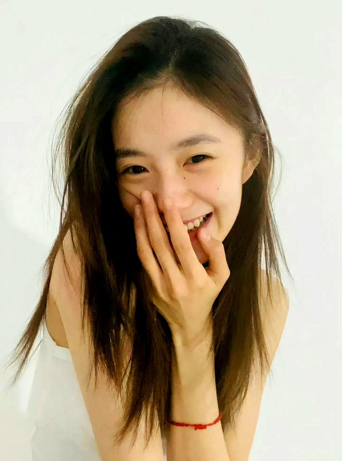 因为那可能不是木头，而是无法言说的恐惧。

电影院里，当刘浩存饰演的林雨彤眼角滑