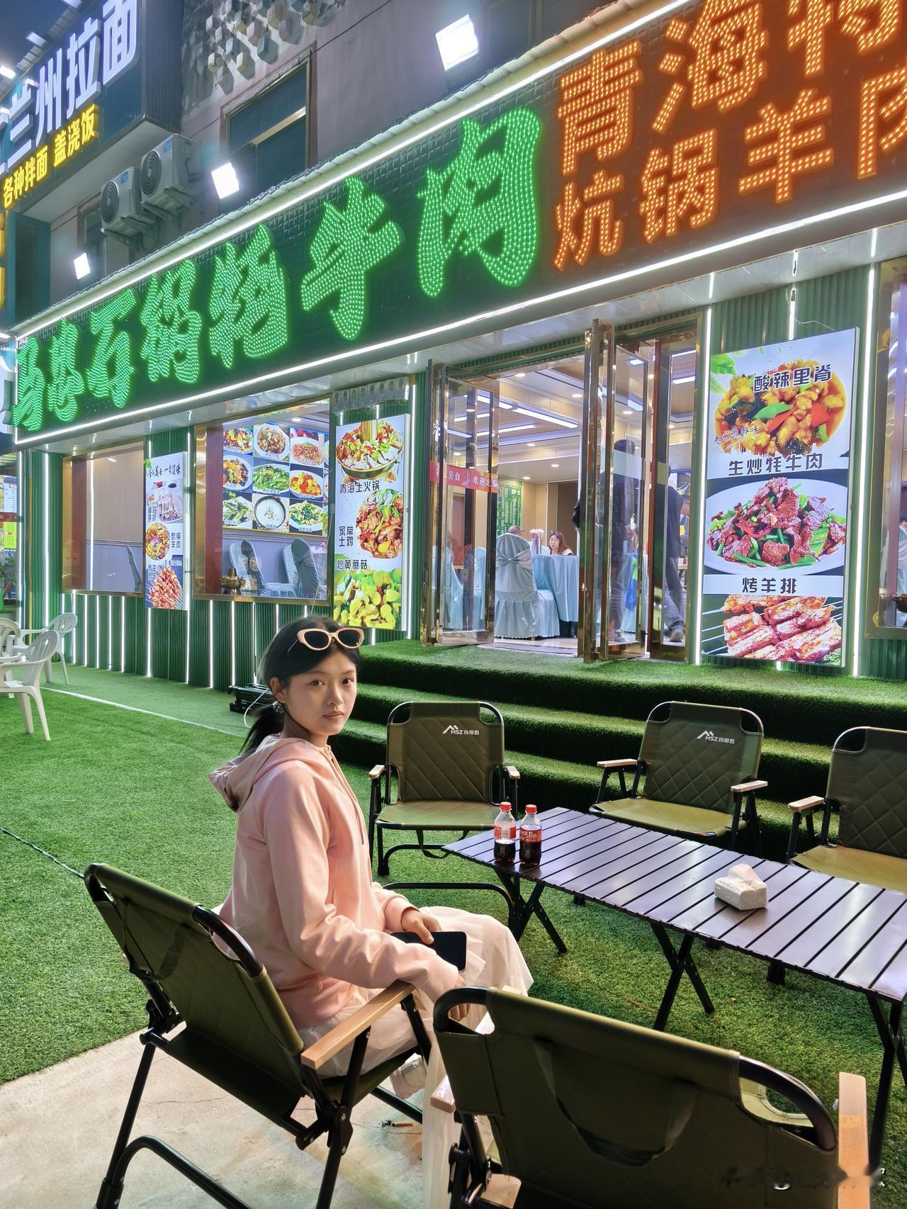 青海湖的晚餐，晚上8点这里还很亮，由于这家店的小哥哥下午给我们指了路，我们决定还