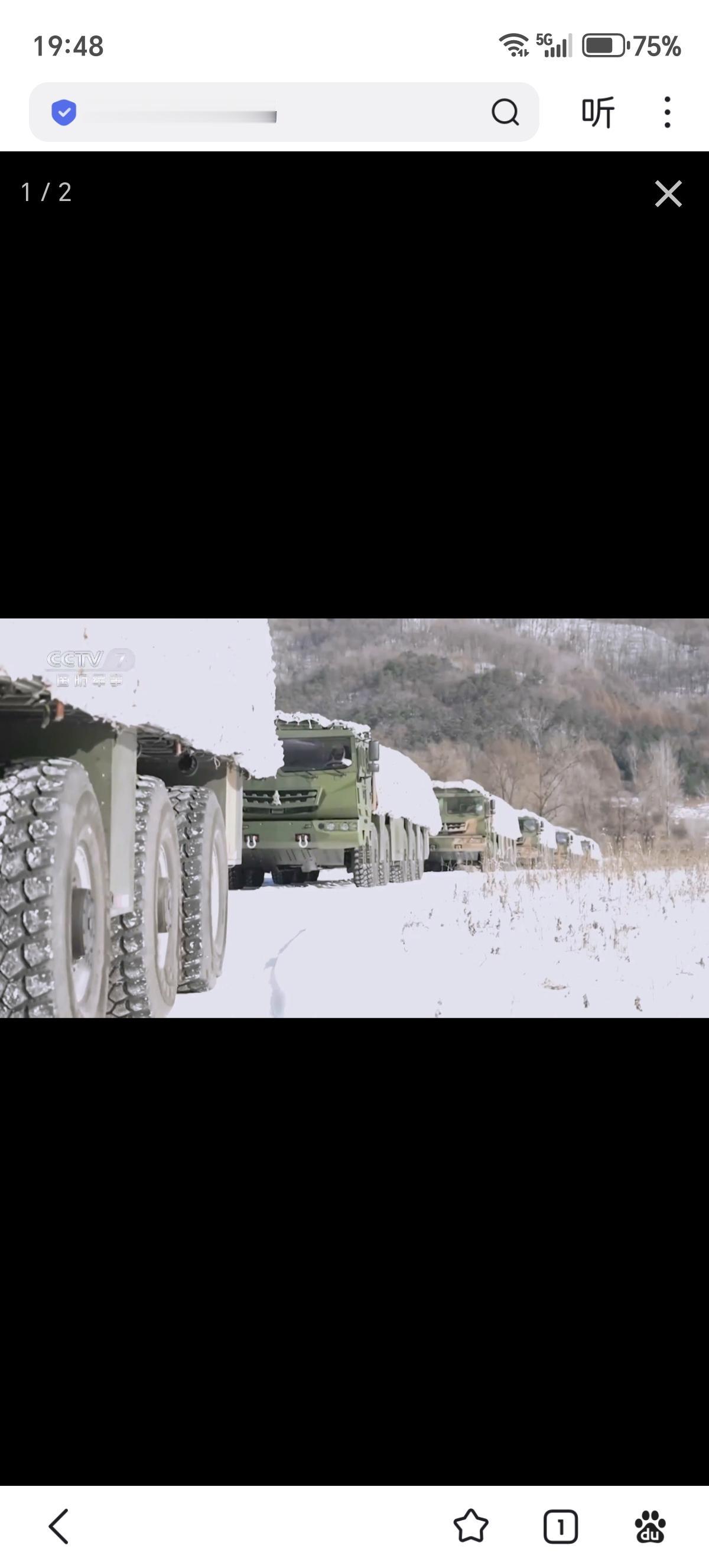 发射车在雪地行驶，停车时进行伪装。