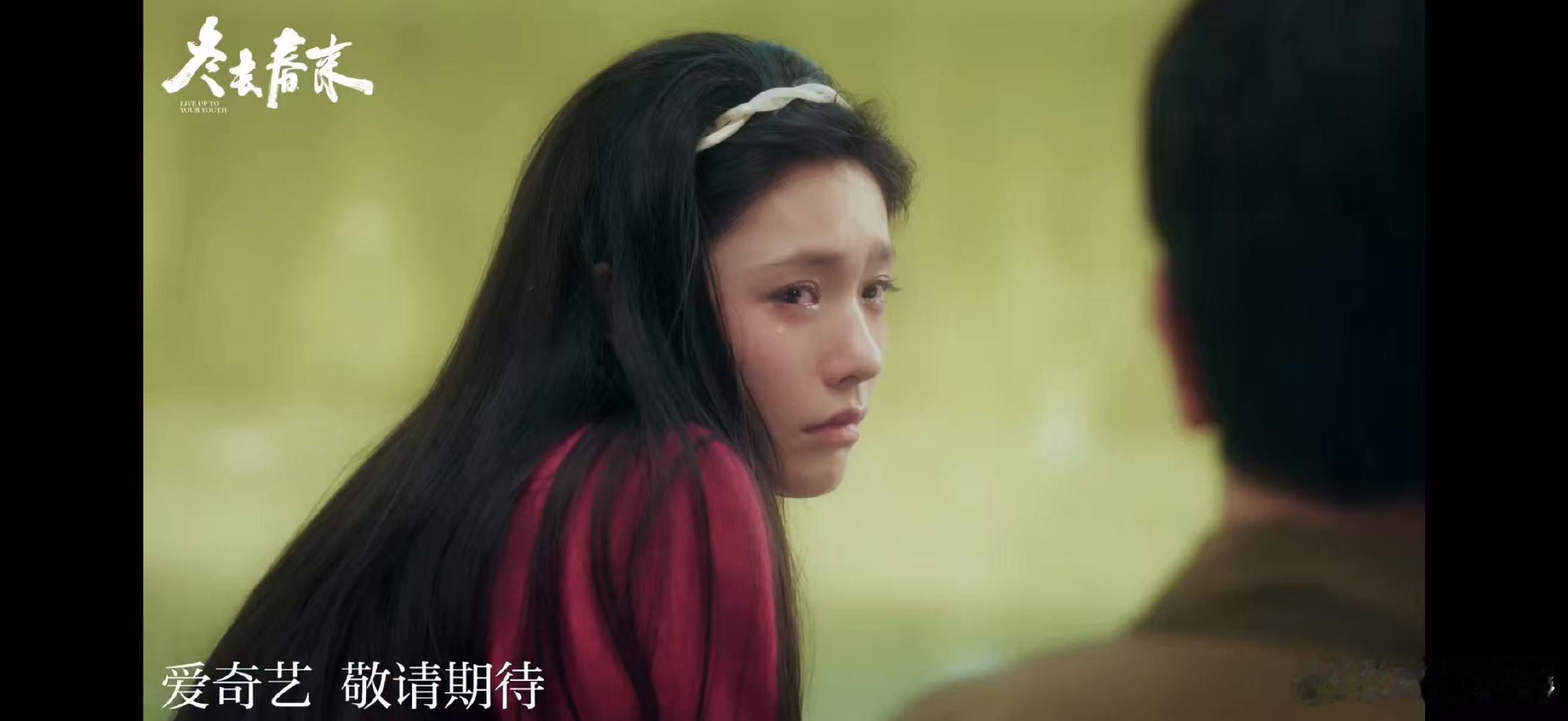 林允一个预告N个造型 鹅黄短袖配牛仔裤也太清新了！林允站在90年代的街头，阳光洒
