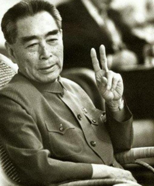 1971年，一个外宾参加国宴时，顺手拿走了国宝九龙杯，工作人员不知如何是好。周总