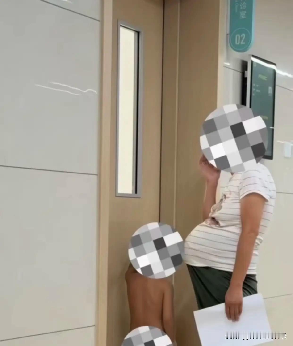 河北廊坊固安人民医院妇产科门口，一名女童全身赤裸，跟在母亲身旁。 路人震惊、愤怒