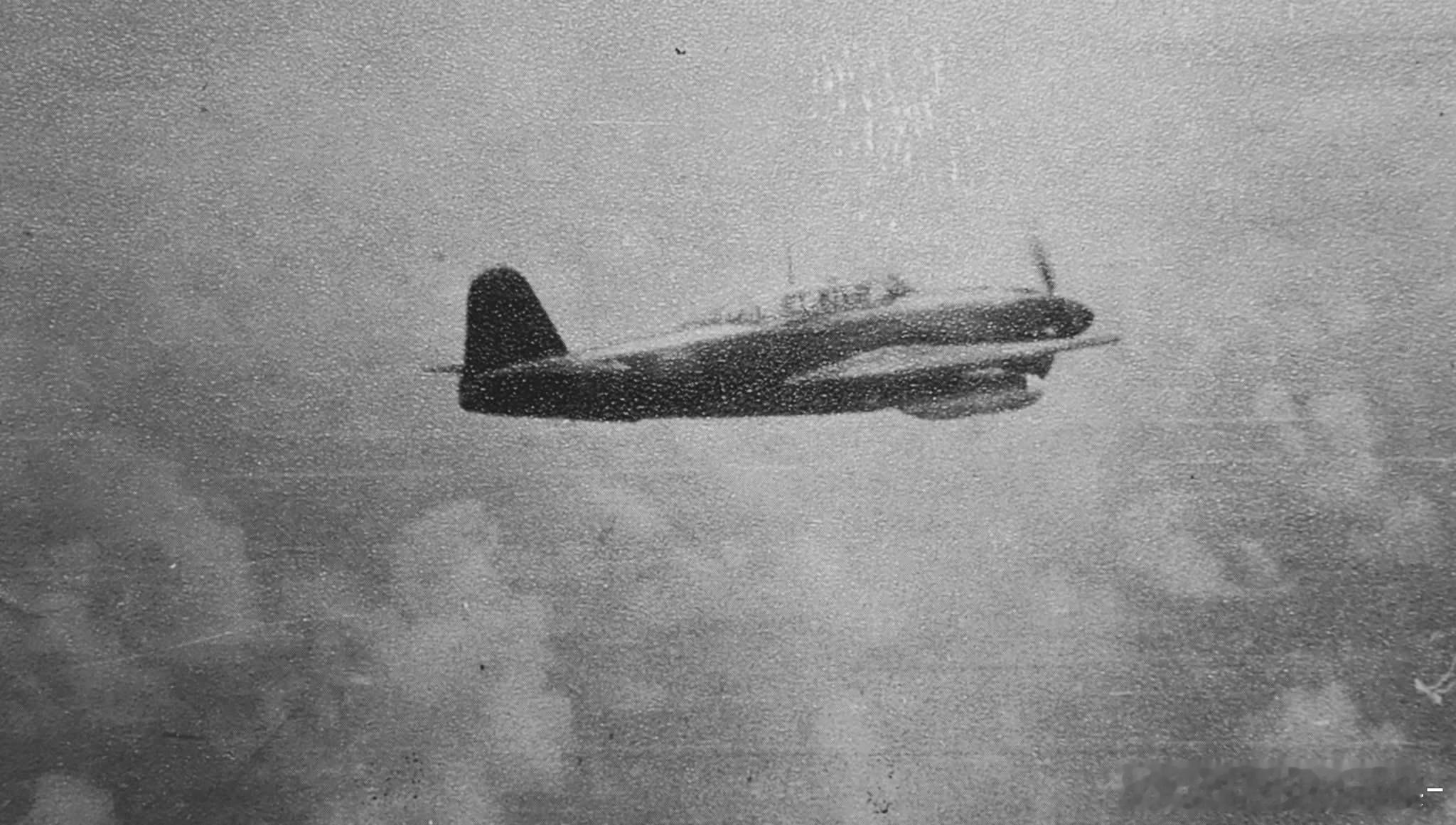 少见的照片：图1是客串侦察机的彗星舰爆11型，摄于1943年1月的瓜岛撤退作战期