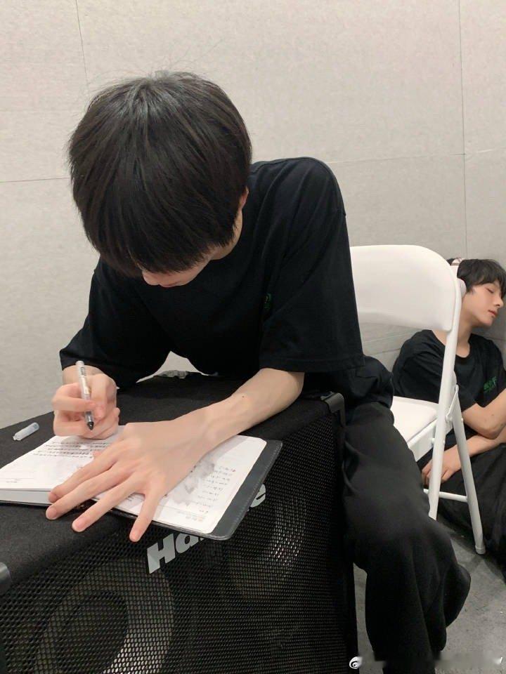 tg后面补觉的小铭 ​​​