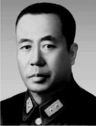 1950年夏，行刑后的马场町刑场，一具具遗体已经开始腐烂。2个青年偷偷过来，在尸