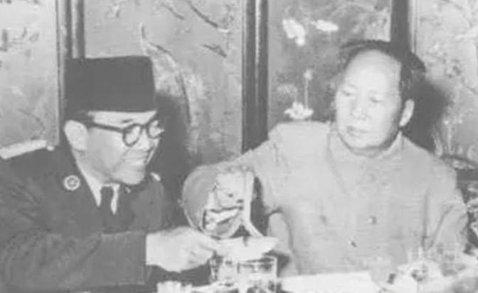 1956年，毛主席参加完会议临时决定下馆子，结账时发现谁也没带钱，毛主席会怎么做