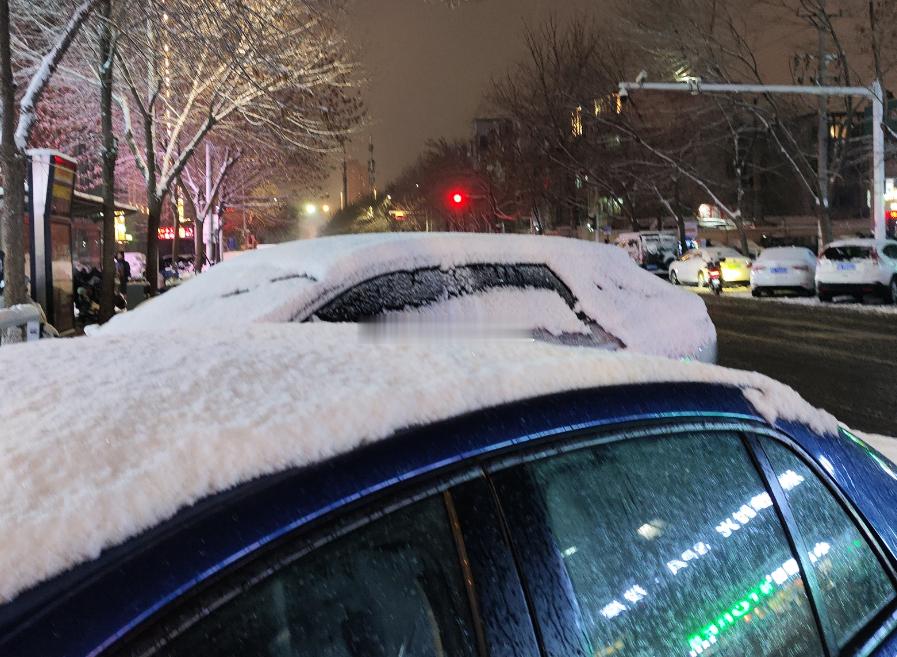 郑州的雪越下越大   晚上9点多钟，在街上走了走，雪几乎不下了，地面上满是雪水泥
