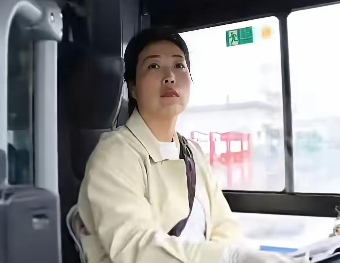 河南女司机“违规”倒车惊呆路人！监控拍下的一幕，让全网泪目：这才是文明的温度！