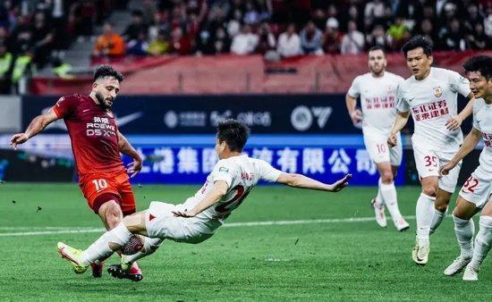 申花有望本轮积分赶超海港！申花球迷今夜难眠了！本轮海港客场被泰山逼平！目前积分为