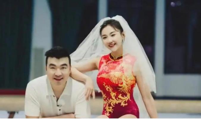 奥运蹦床冠军何雯娜怀孕5个月，和身家过亿的影视制片人梁超订了婚，满心欢喜要办3场