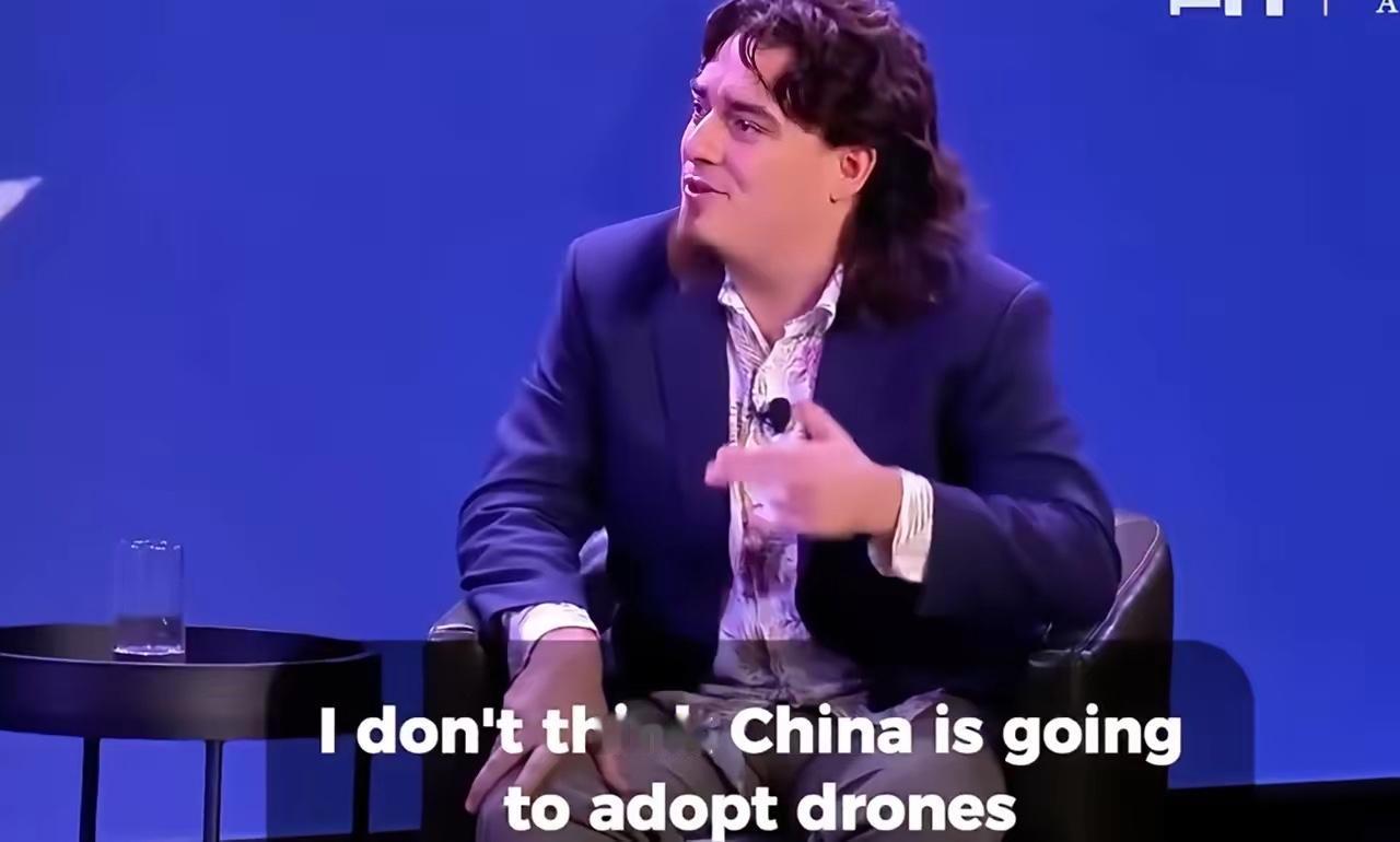 中国不重视无人机作战，美军工巨头安杜里尔CEO：他们只会用男光棍发动人海战术！