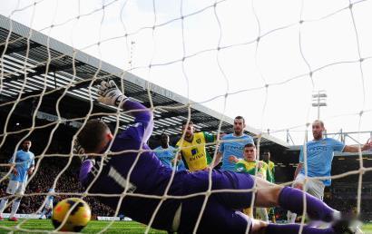 【英超-最强锋线连场难破僵局 曼城客场平距榜首2分】北京时间2月9日，2013/