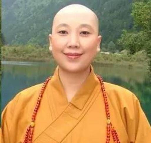 2000年，姜昆在国外偶遇已经出家的李娜，出于好奇，姜昆问她：“你到底为什么出家