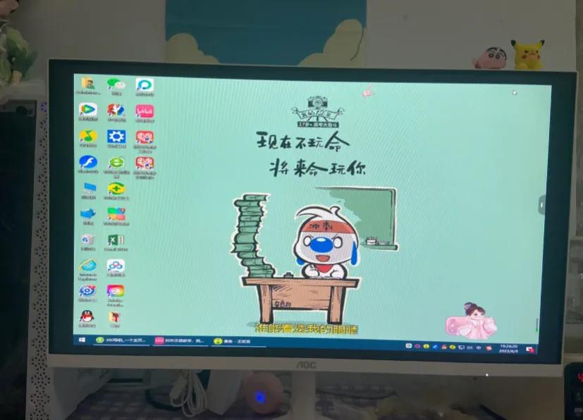 电脑显示框有黑边怎么处理怎么解决这个问题呢
分辨率调了推荐的也不行