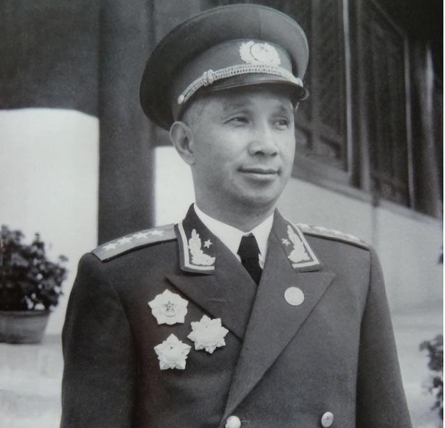 建国后，大将粟裕为何仕途不顺？陈赓：不受欢迎的两种人他都占！

从井冈山的连长到