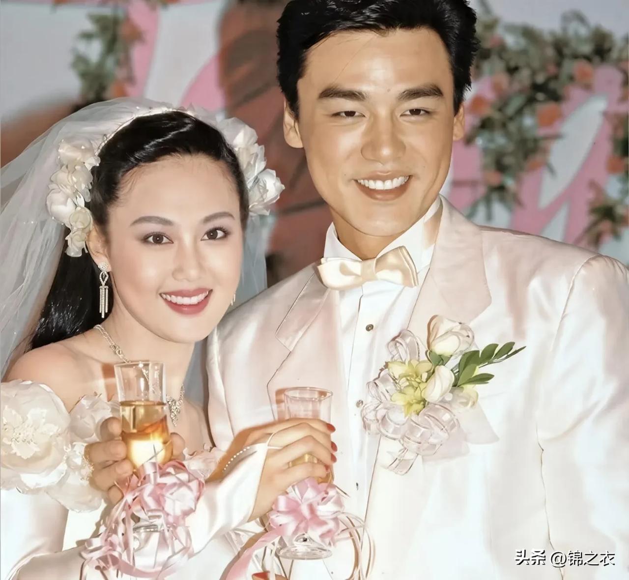 章小蕙和刘晓庆最令我佩服的是不管外面如何骂，都好好吃饭，好好睡觉，容光焕发的活着