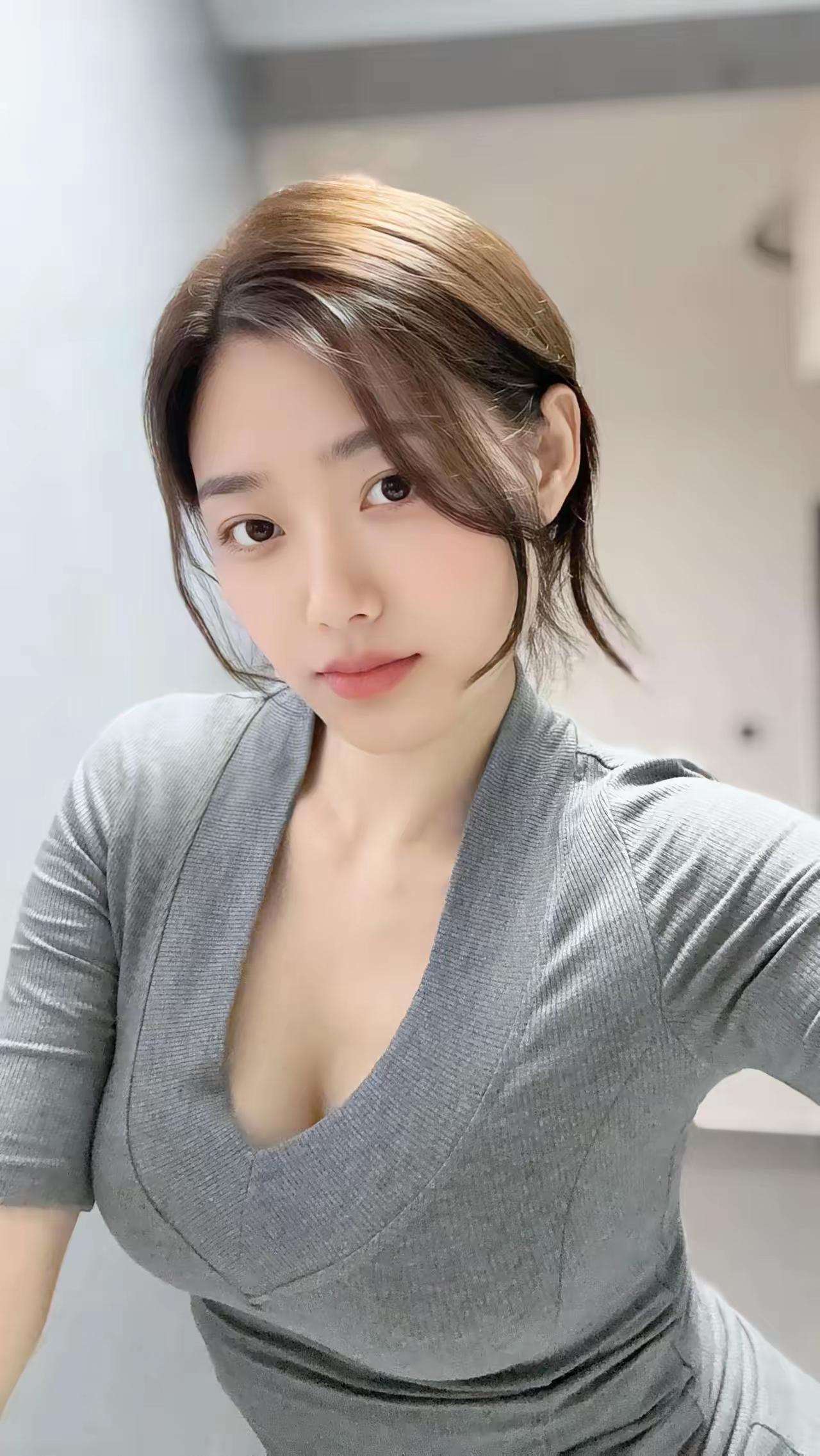 情到深处难自禁，柔肠百转冷如霜。