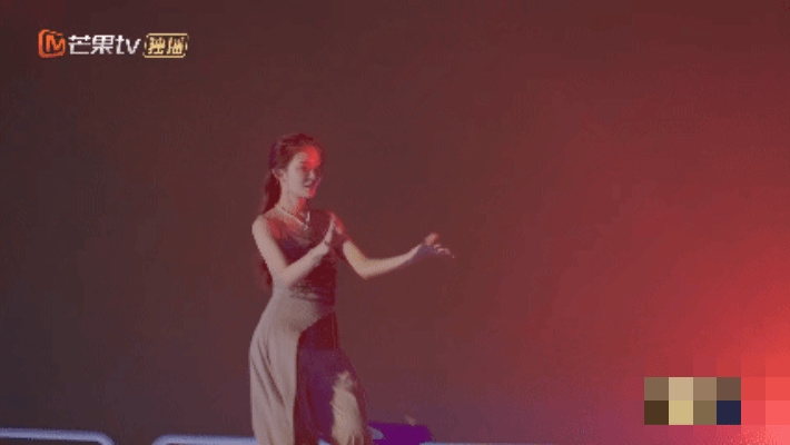 罗予彤天台跳舞电影感我家那闺女 罗予彤太会跳了！天台即兴演绎《舞娘》，没有舞台也