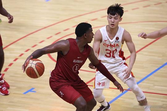 中国男篮正名了！在2022年的一场热身赛中，正在备战世预赛的中国男篮与美国NCA
