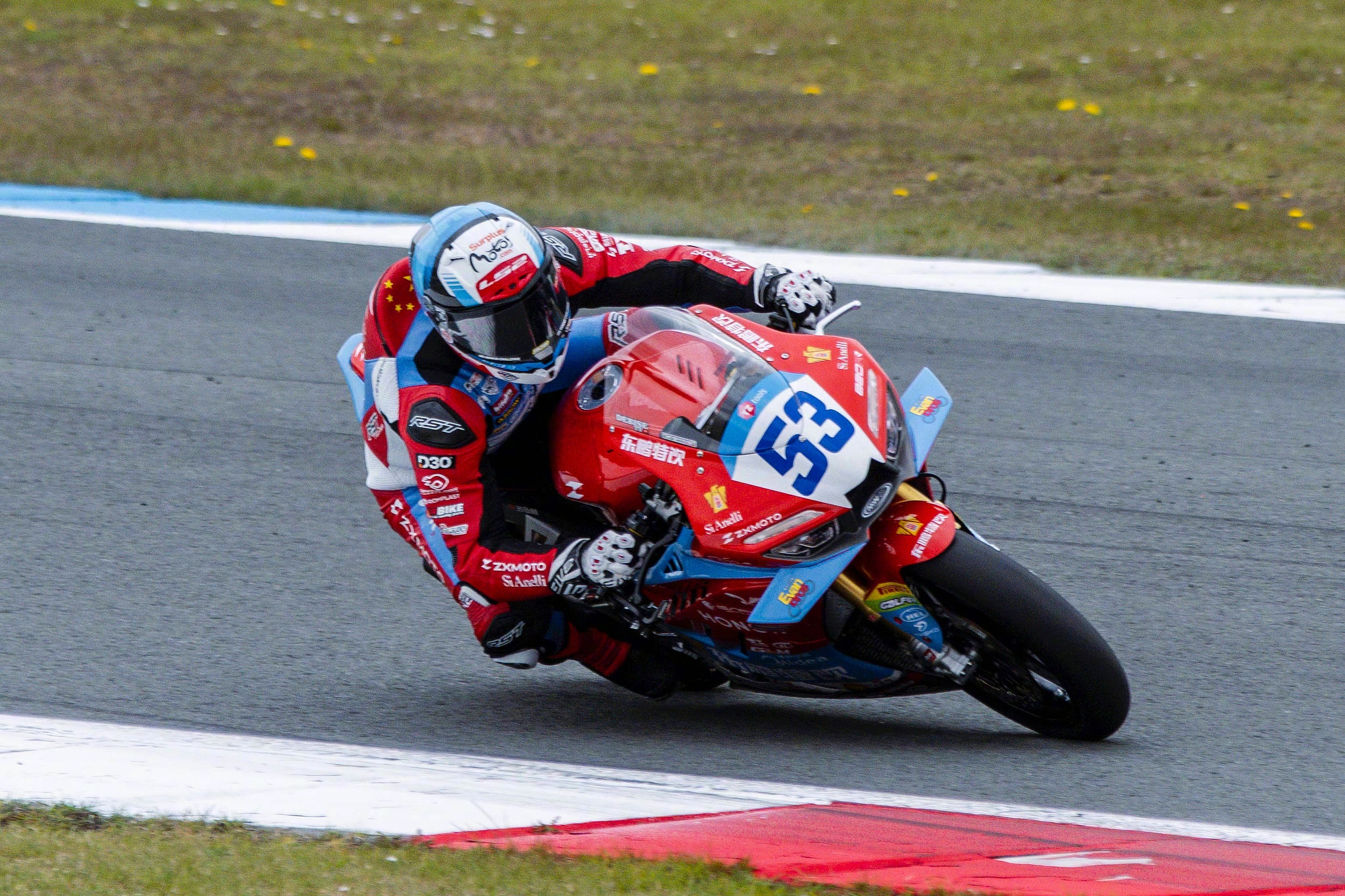 世界超级摩托车锦标赛（WSBK）匈牙利站迎来了第二回合正赛。本场比赛德比斯在第4