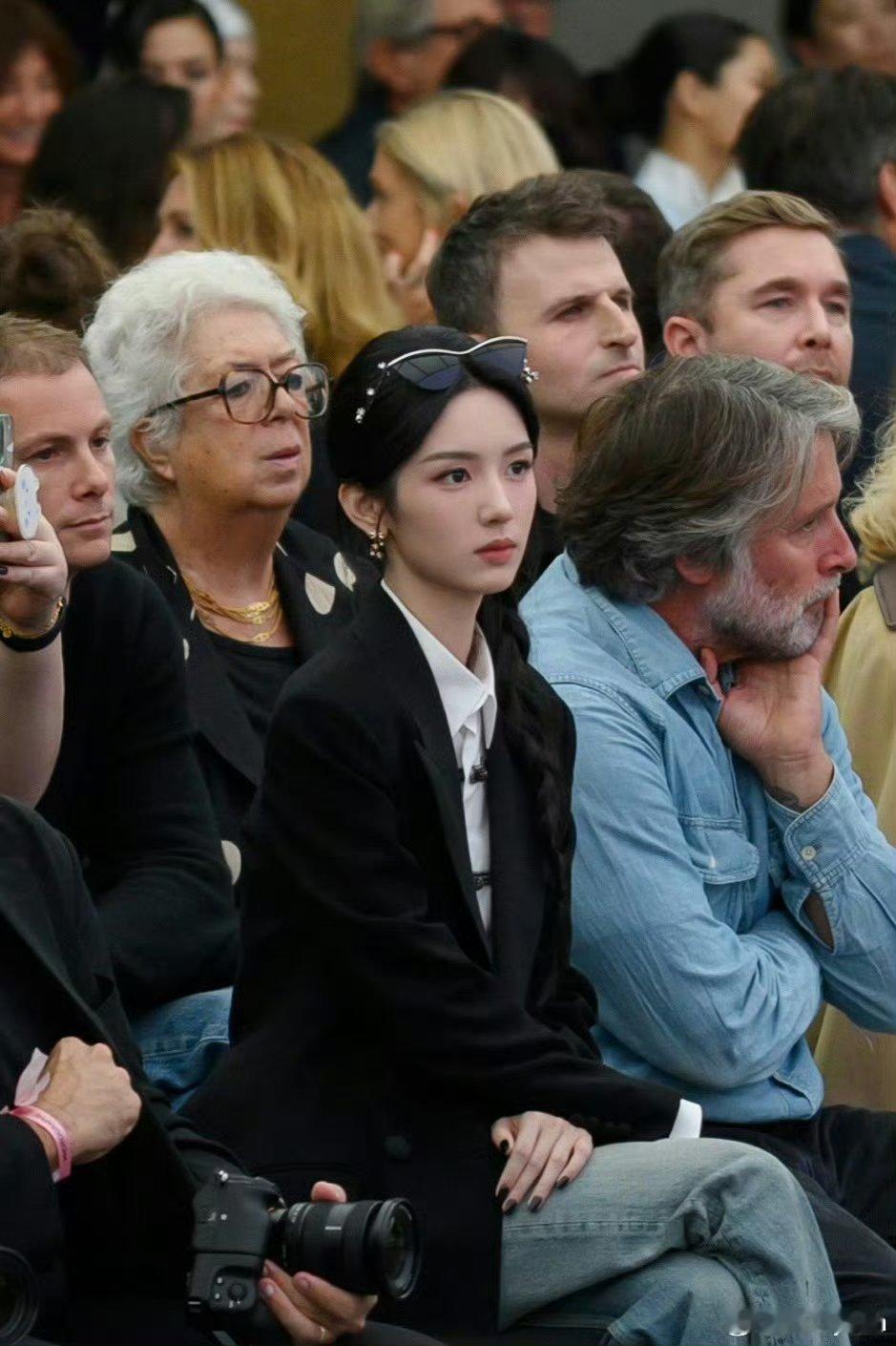周也 不输欧美人的骨相也子就是硬美啊 ​​​