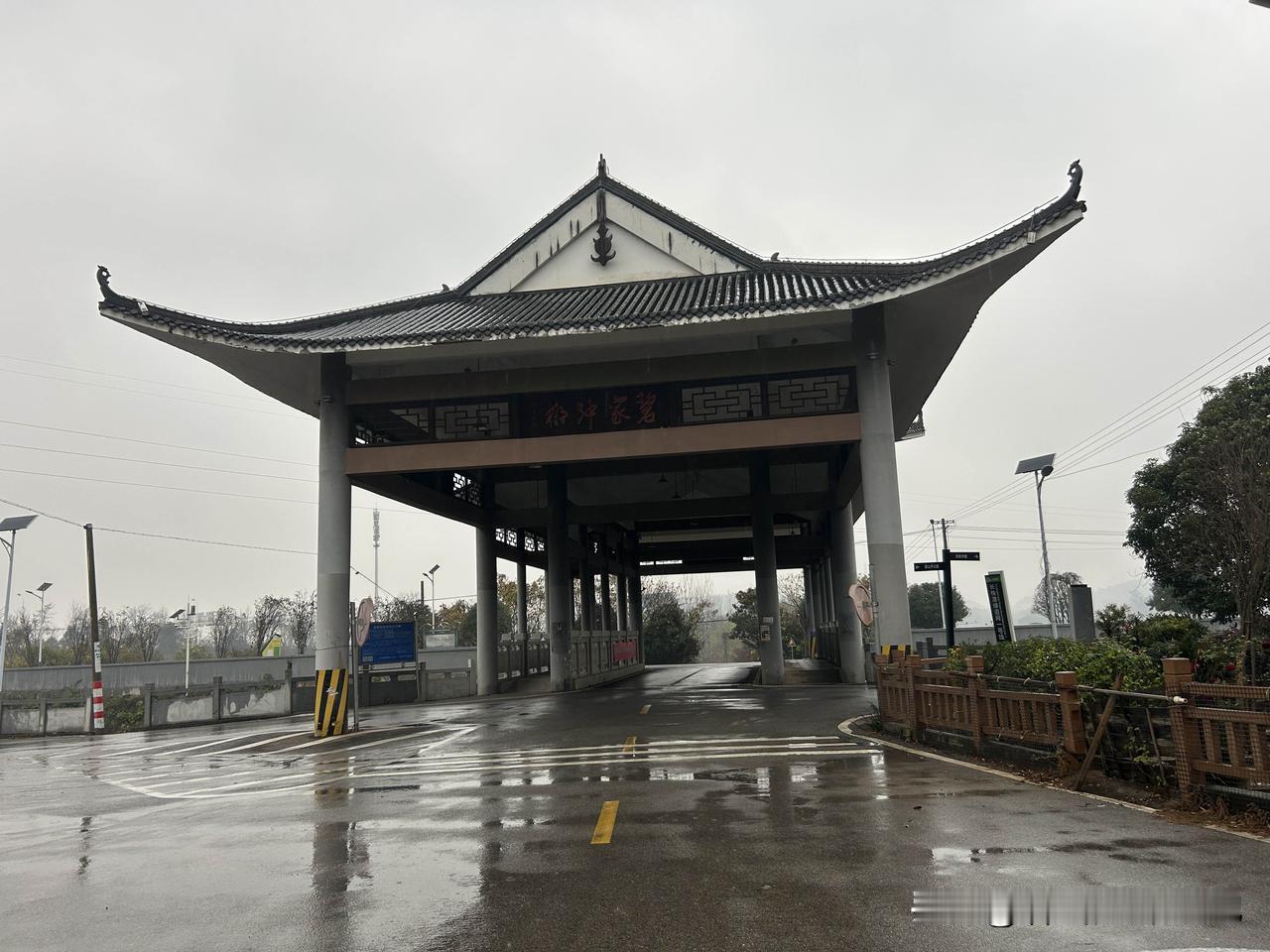 现在农村的空置房很多，真心建议只租不买！
就说我们现在租的这个地方，在雨花区和湘