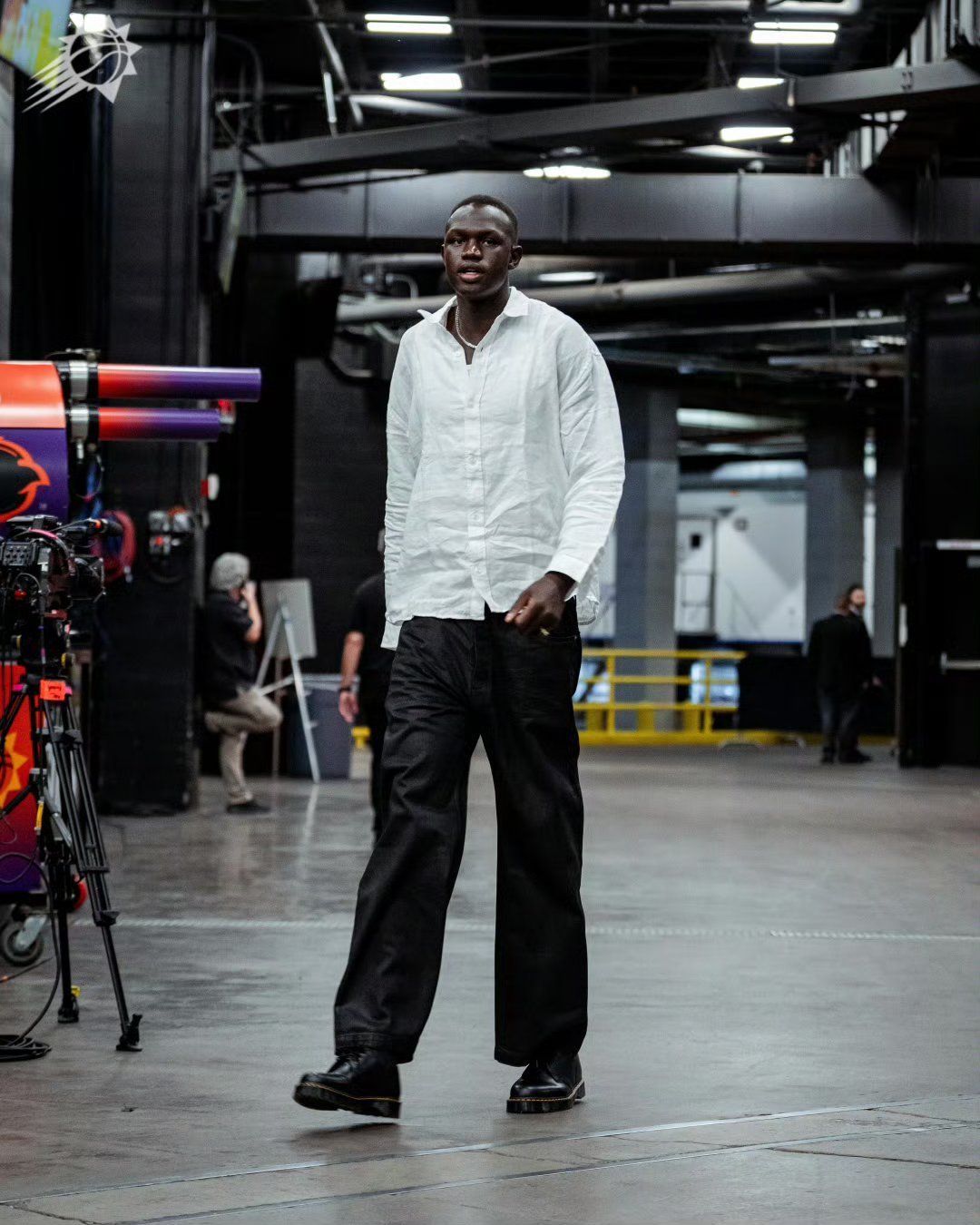 man man可以啊！一个空接扣篮、一个颜射约老师的中投。小伙子起码自信不怯场，