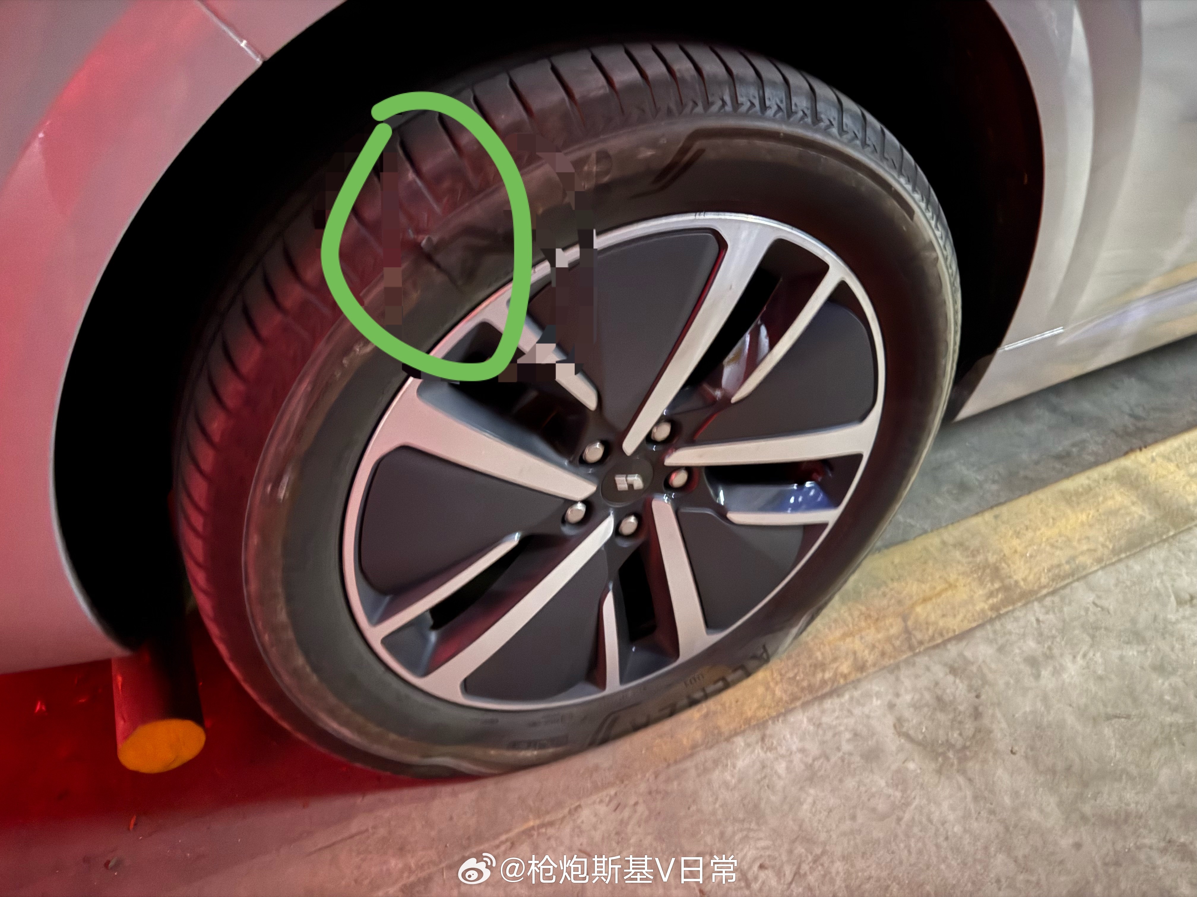 一个平平无奇的中午，回家停车，还是开了辅助驾驶自动泊入车位，结果今天理想辅助驾驶