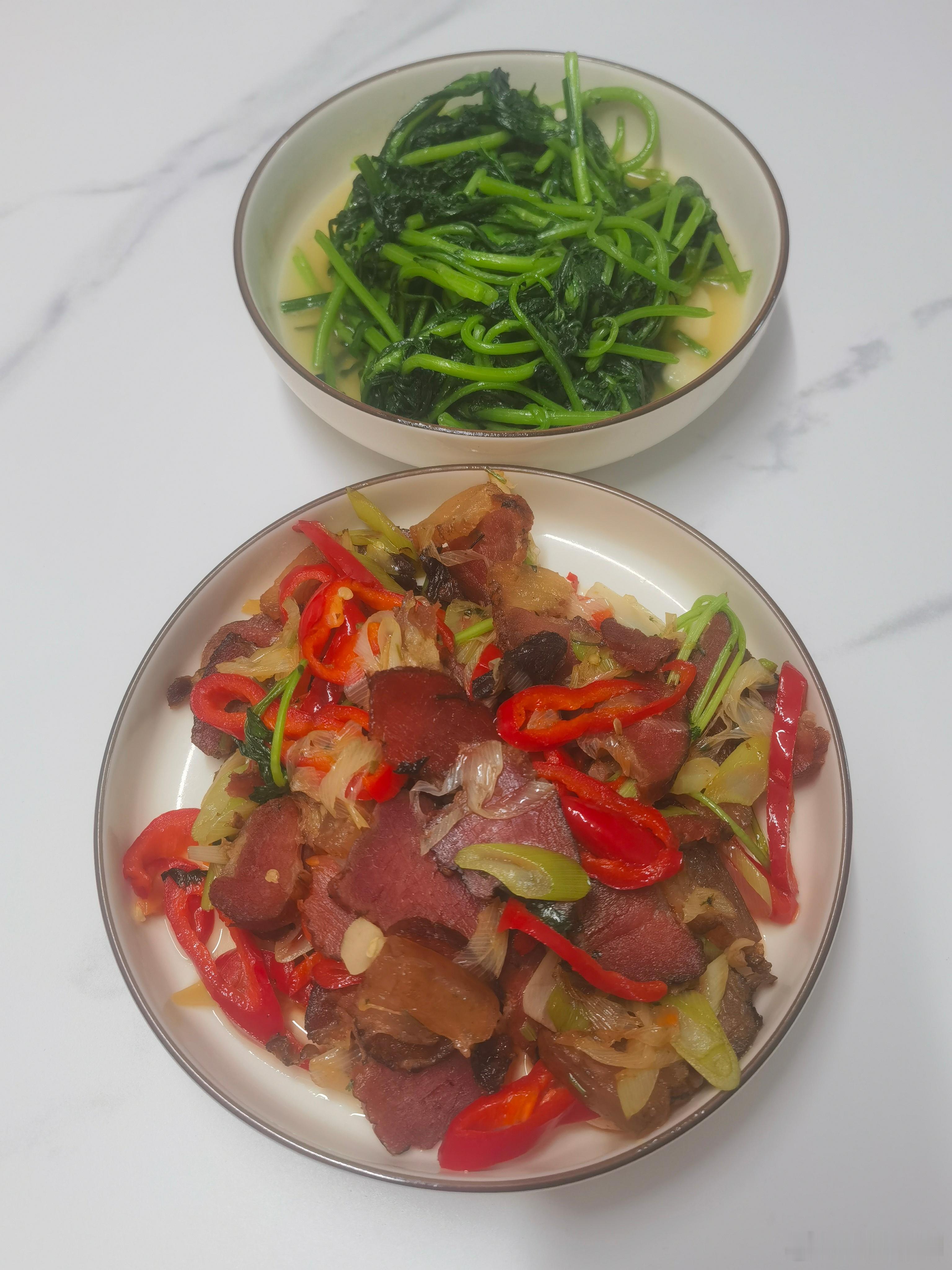午餐：红辣椒炒腊肉+清炒皇帝菜。补充补充能量，下午继续好好搬砖～ 