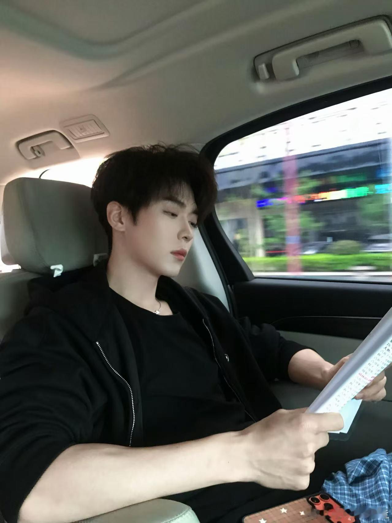 谁来管管短剧演员的出发图 这哪里是普通的出发照，分明是时尚大片的预演！短剧演员们