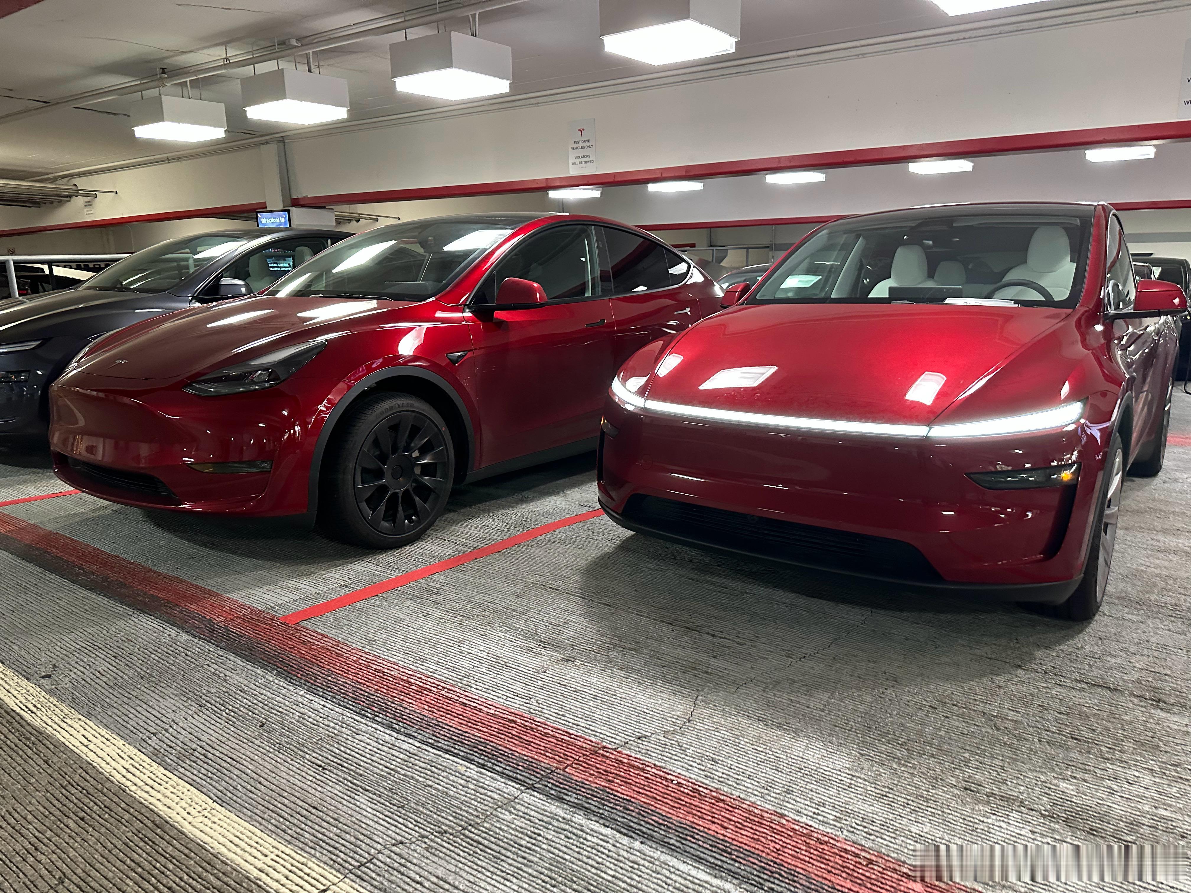 体验一下新Model Y[嘻嘻]，销售小姐姐刚给我打开后备箱演示空间，后备箱就“