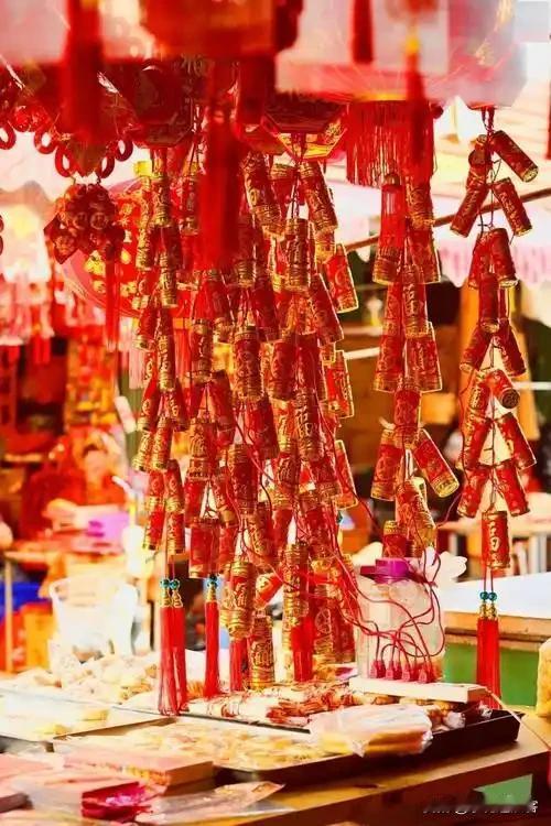 《七律·置办年货二首》
（一）
腊雪初融市井嚣，东街西铺货如山。
千门絮语迎春至