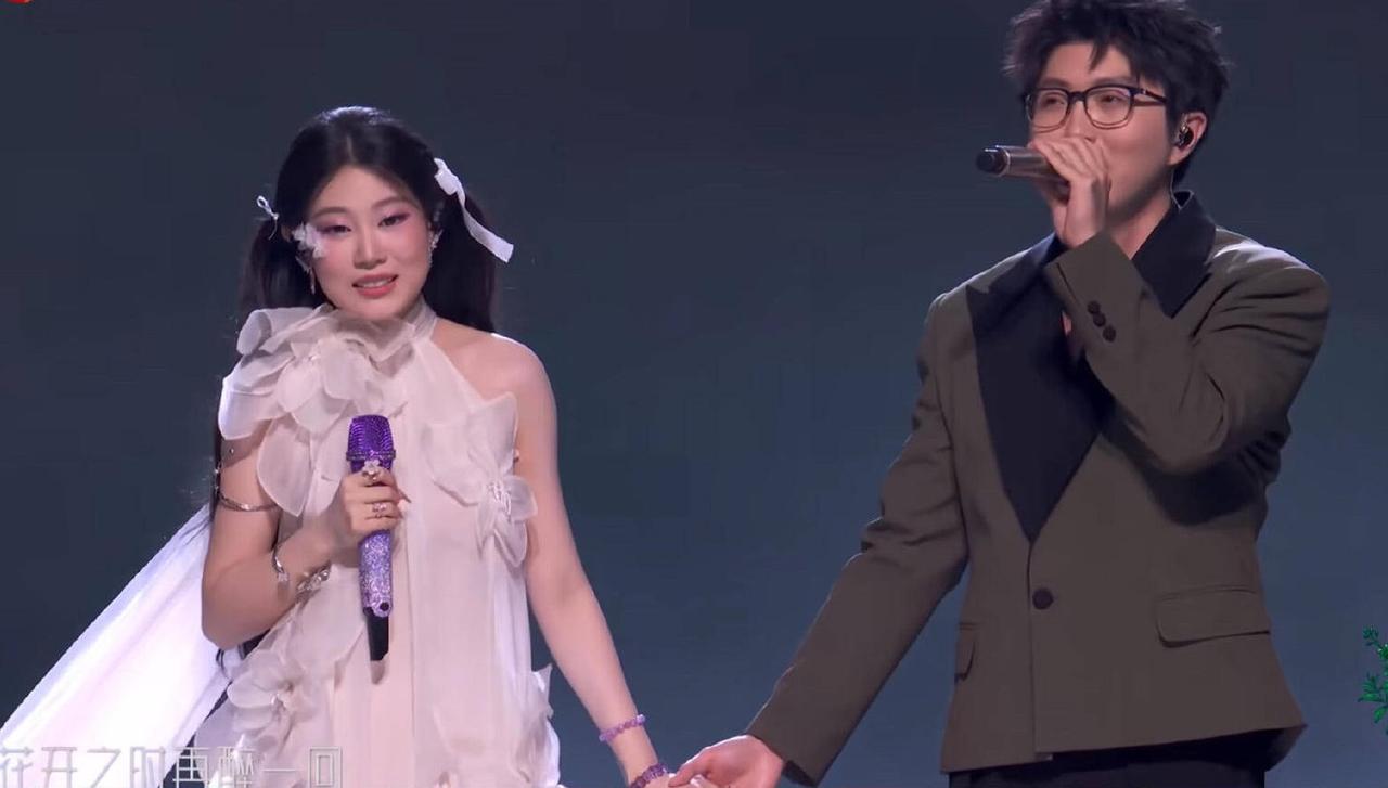 小沈阳就把女儿“托举”成了个这？
刚过去的跨年晚会上，小沈阳的女儿沈佳润搭档毛不