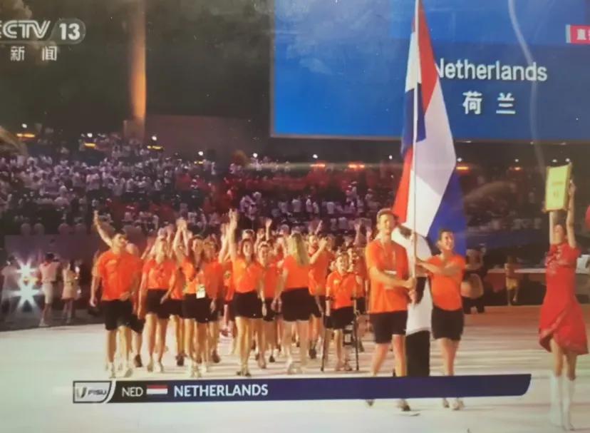 开幕式笑死我了哈哈哈哈
四川的观众真的太真性情了吧!日本韩国立陶宛出来，所有观众