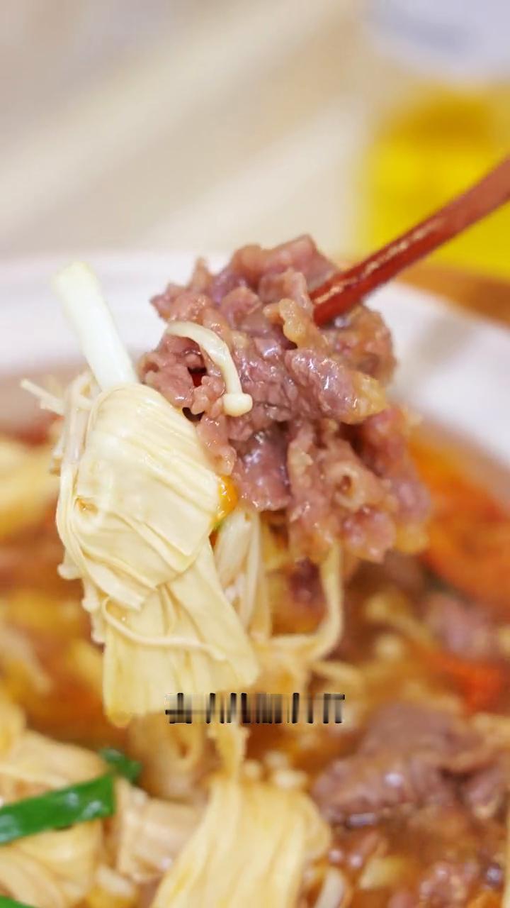 每个星期我都会给孩子做一次腐竹牛肉煲，牛肉嫩滑，腐竹吸满了汤汁，非常好吃，喜欢的